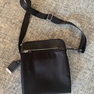 Sleek Tumi Arrivé Lucas Crossbody Messenger Bag